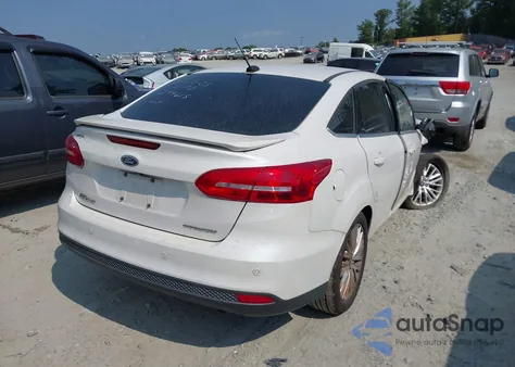 2018 Ford Focus Titanium z USA, uszkodzony, nr VIN 1FADP3J27JL294615